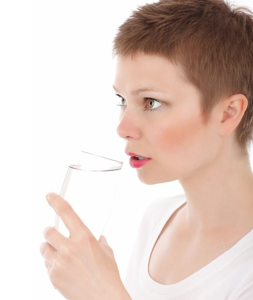 femme buvant un verre d'eau