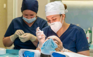 Dr Tess réalise une greffe de cheveux