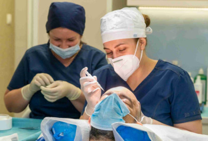 Dr Tess réalise une greffe de cheveux