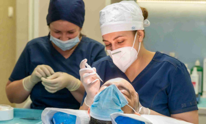 Dr Tess réalise une greffe de cheveux