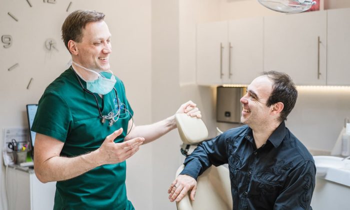 dr mercz et un patient en consultation