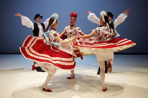 tourisme dentaire à budapest : spectacle folklorique