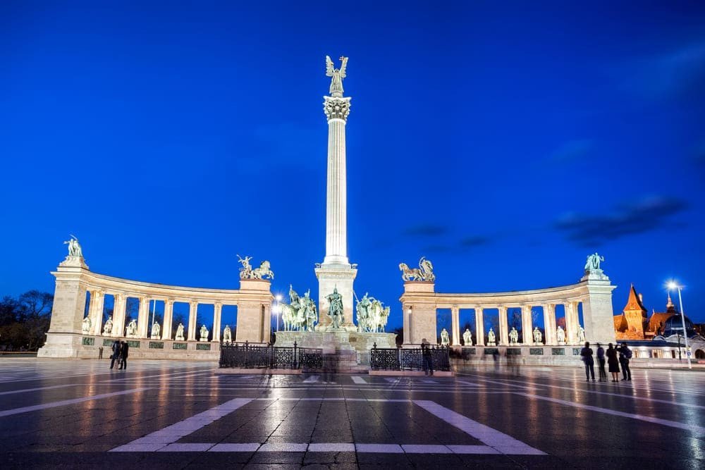 tourisme dentaire à budapest : la place des héros