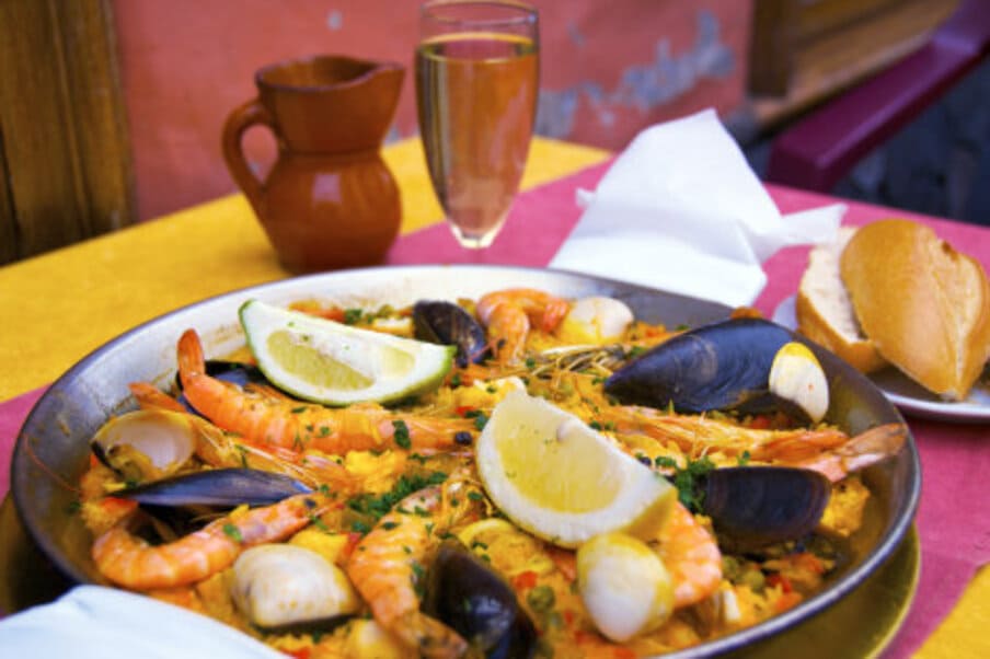 tourisme dentaire à barcelone : restaurant paella