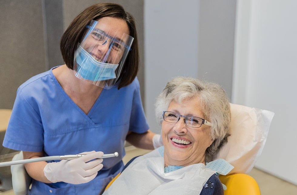 Dentiste répondant aux avis en ligne