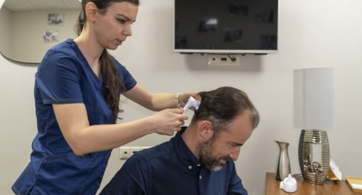 Peut-on porter une casquette après une greffe de cheveux ? - Smile Partner