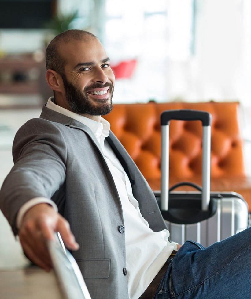 homme souriant à l'aéroport