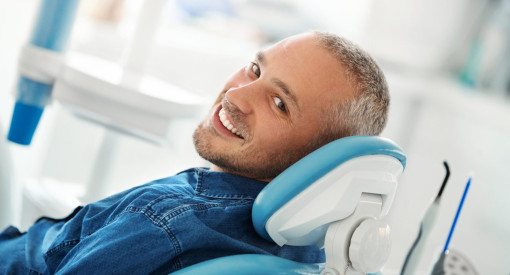 patient souriant pour un soin dentaire