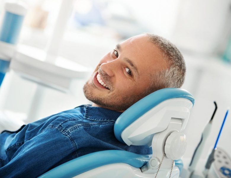 patient souriant pour un soin dentaire