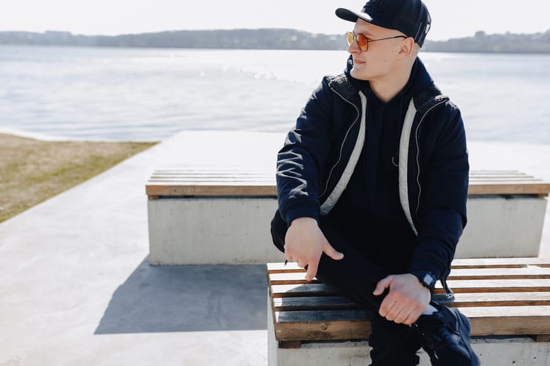jeune homme avec une casquette 