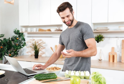 homme qui prepare un repas equilibre