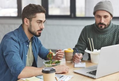 hommes en train de manger équilibré après une greffe de cheveux