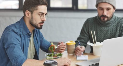 hommes en train de manger équilibré après une greffe de cheveux