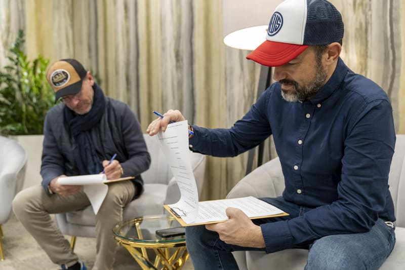 Peut-on porter une casquette après une greffe de cheveux ? - Smile Partner