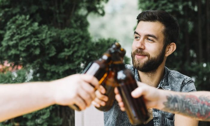 groupe amis qui boit une bière