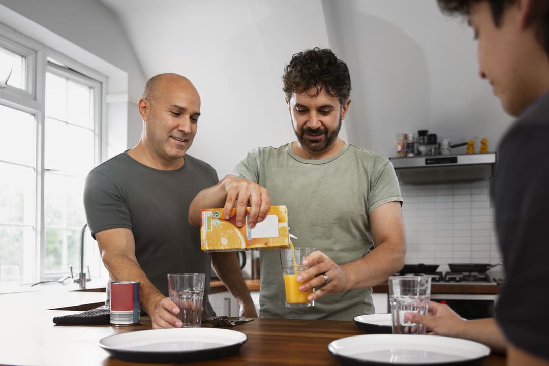 trois hommes qui vont boire un jus d'orange