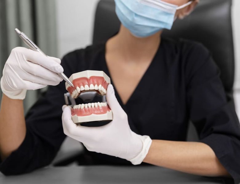 dentiste qui présente la solution des implants all on 4