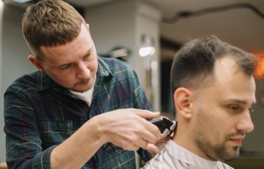 Coiffeur qui rase son patient après une greffe de cheveux