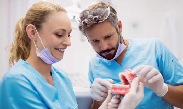 Chirurgiens dentaires avec une prothèse dentaire