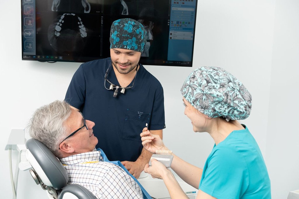Nos dentistes avec un patient pour un implant dentaire