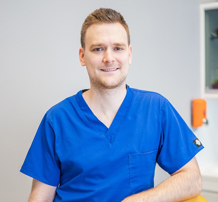Dr Peter Vasas, chirurgien-dentiste à la clinique Kiralydent à Budapest