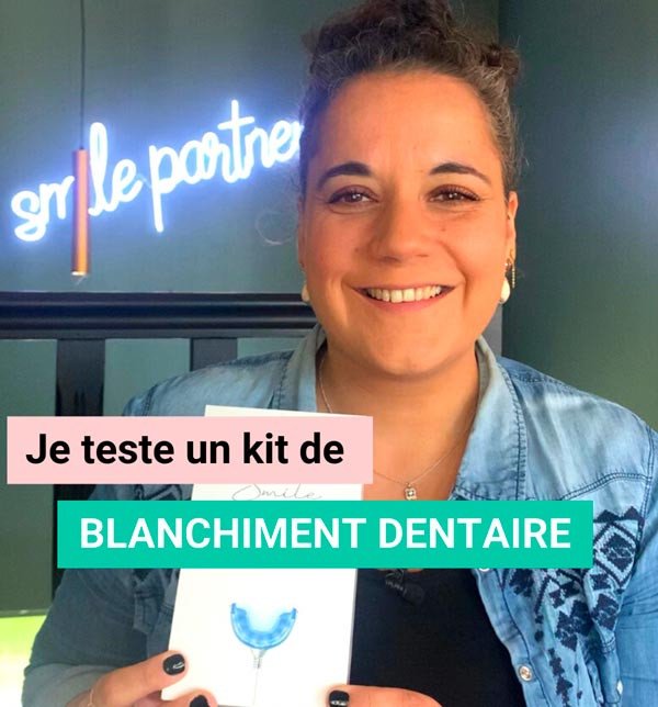 Julie présentant le kit de blanchiment dentaire