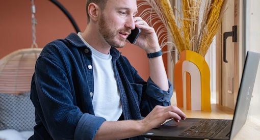 Charles au téléphone avec un patient