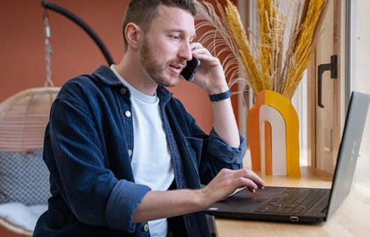 Charles au téléphone avec un patient