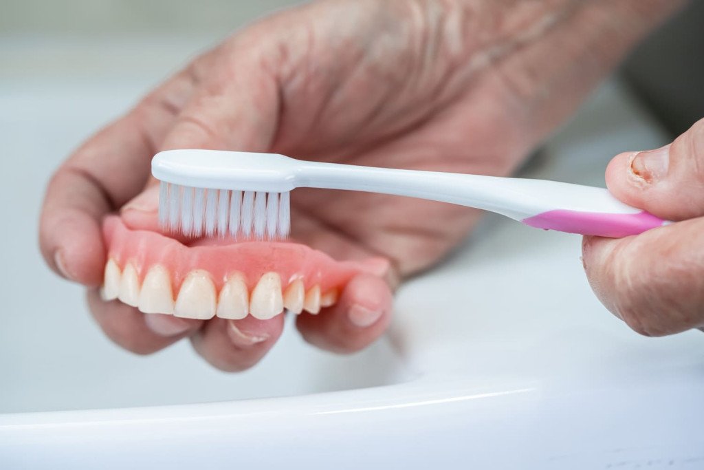 brosse a dent sur entretenir prothèse dentaire