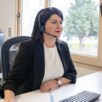 Laura au téléphone avec un patient