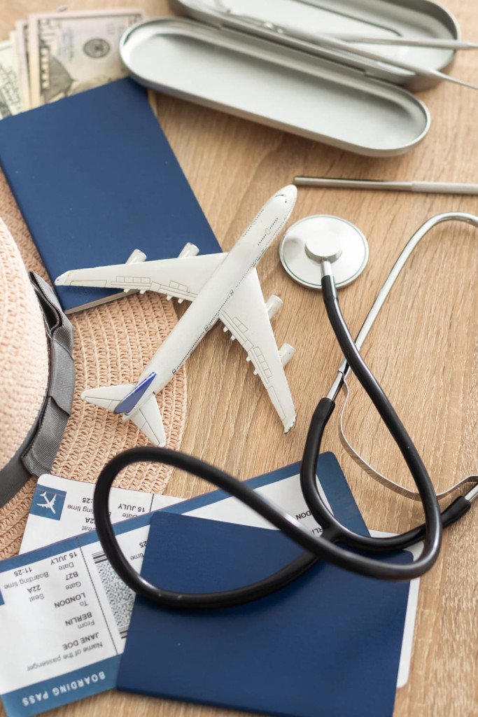 Accessoires de voyage et équipement médical évoquant le tourisme dentaire international.