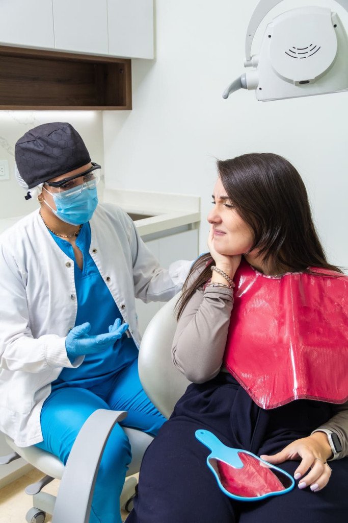 Patient souffrant de douleurs dentaires en consultation avec un dentiste, soulignant les conséquences d'une mauvaise hygiène bucco-dentaire.