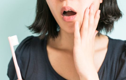 personne ayant des douleurs aux dents à cause d'une parodontite
