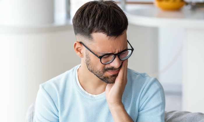 homme souffrant d'un mal de dents appelé pardodontite