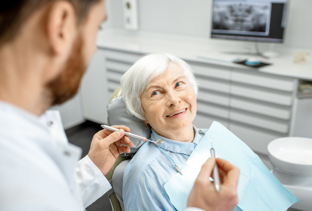 personne agée en soins chez le dentiste pour la pose d'un dentier fixe sur implants