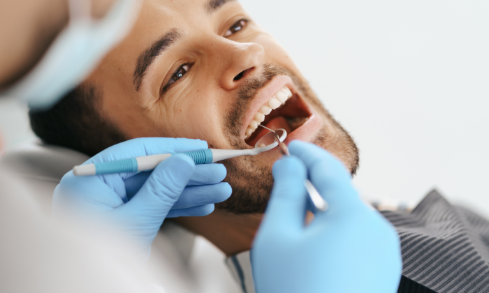 homme qui se fait poser une prothèse dentaire fixe et toutes les étapes de chirurgie