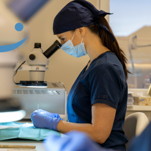 femme qui fait un tri des greffons au microscope lors d'une greffe de cheveux