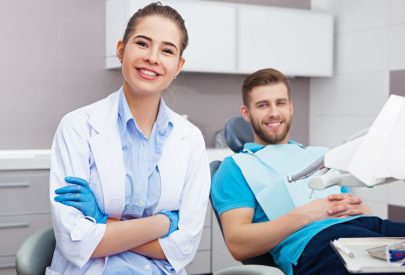 dentiste et son patient atteint de parodontite, qui souhaite savoir à quel stade est la maladie