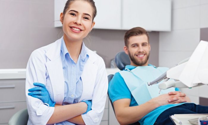 dentiste et son patient atteint de parodontite, qui souhaite savoir à quel stade est la maladie