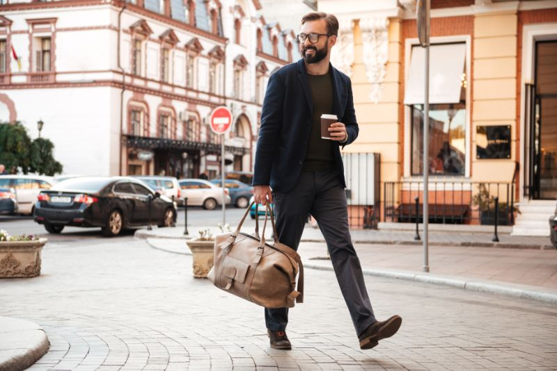 homme qui voyage pour une consultation dentaire