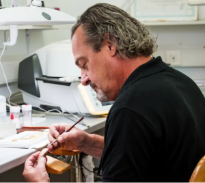 prothesiste au laboratoire de protheses
