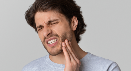 homme qui a mal aux dents et gencives