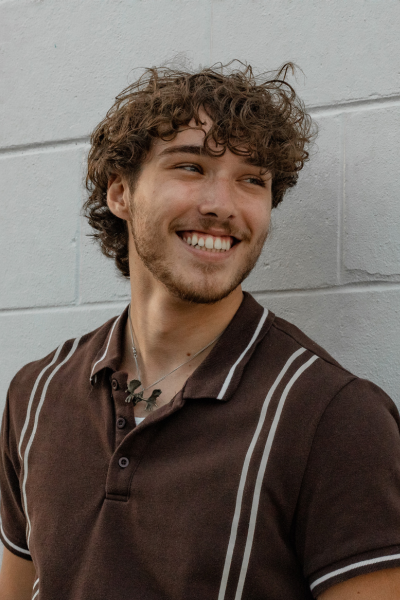 homme avec barbe clairsemée