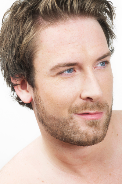 homme avec barbe courte