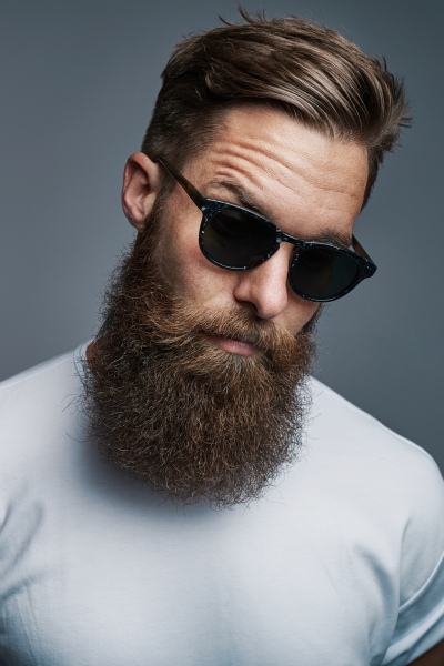 homme avec barbe frisée