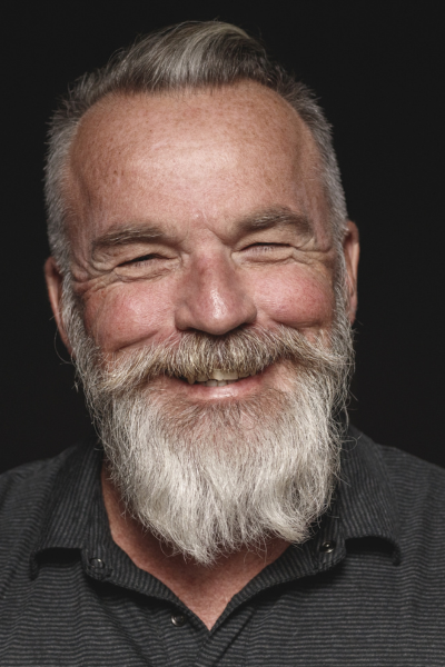 homme avec barbe longue