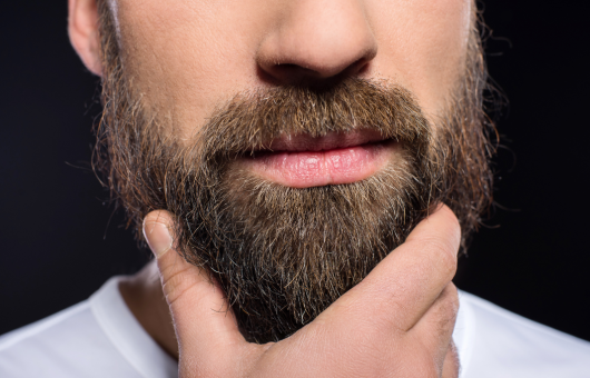 homme qui prend soin de sa barbe