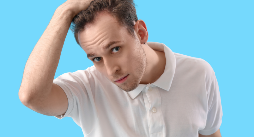Homme qui observe l'évolution de sa greffe de cheveux