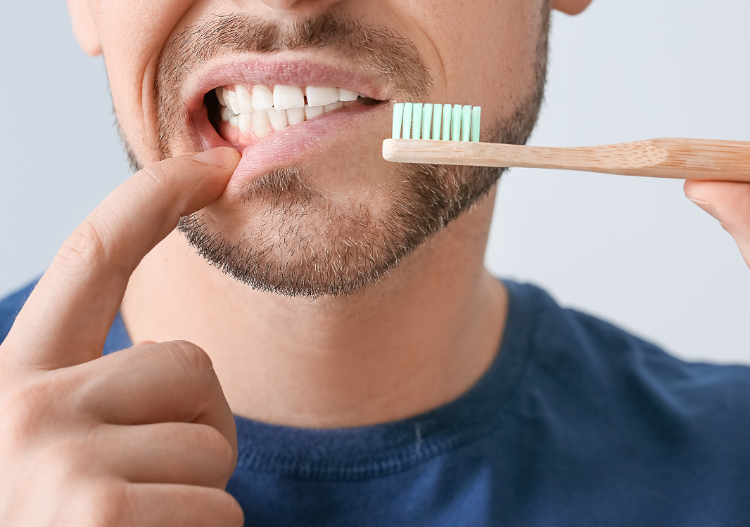 Pourquoi vos gencives saignent ? Causes et solutions