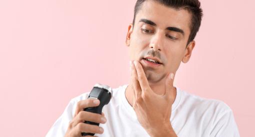 homme qui hésite à se raser la tête